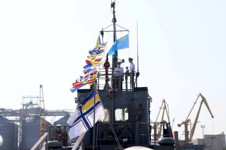 Ukrayna savaş gemisinde Kırım Tatar bayrağı göndere çekildi