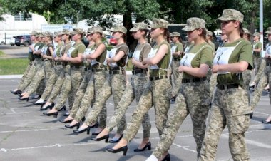 Ukrayna'da "topuklu ayakkabılı askeri geçit töreni" krizi!