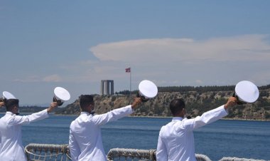 Genç bahriyeliler, Çanakkale şehitlerini selamladı