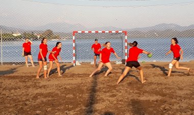 Norveç'te kadın hentbolcular, bikini giyme kuralına uymadı