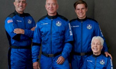 ABD'li milyarder Jeff Bezos ve beraberindekileri taşıyan araç uzaya fırlatıldı