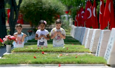 Şehit çocukları bayramı şehitlikte geçirdi!