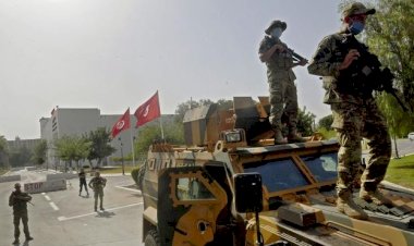 Tunus'ta gece sokağa çıkma yasağı ilan edildi