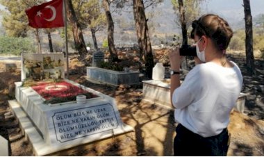 Şehit kabri ve Türk Bayrağı yangında zarar görmedi! Mersin'de inanılmaz olay