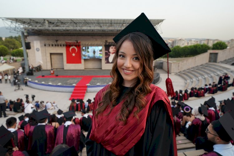 Ege Tıp 61. dönem mezunlarını verdi
