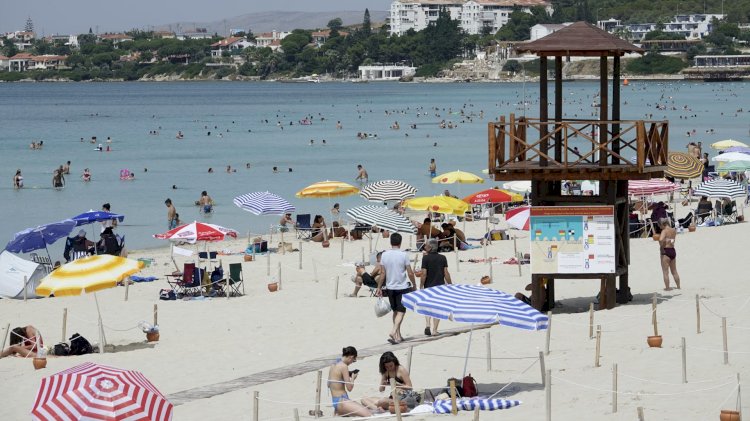 Çeşme’ye tatilci akını, plajlar doldu taştı!