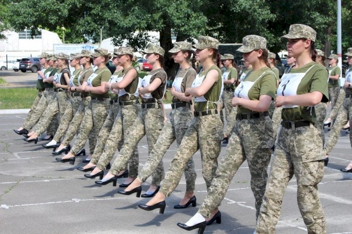 Ukrayna'da "topuklu ayakkabılı askeri geçit töreni" krizi!