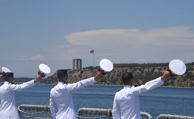 Genç bahriyeliler, Çanakkale şehitlerini selamladı