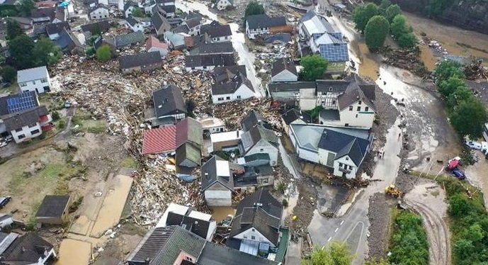 Almanya'da sel felaketinde en az 42 kişi can verdi