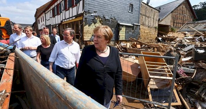 Merkel'den afetzedelere hızlı yardım sözü