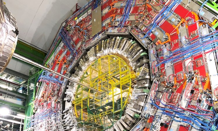 CERN, karanlık maddenin izini sürüyor 