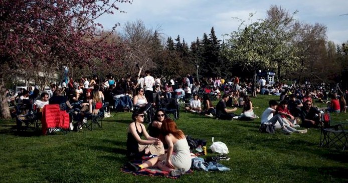 Covid-19 vakaları: "Dördüncü pik daha erken gelebilir"