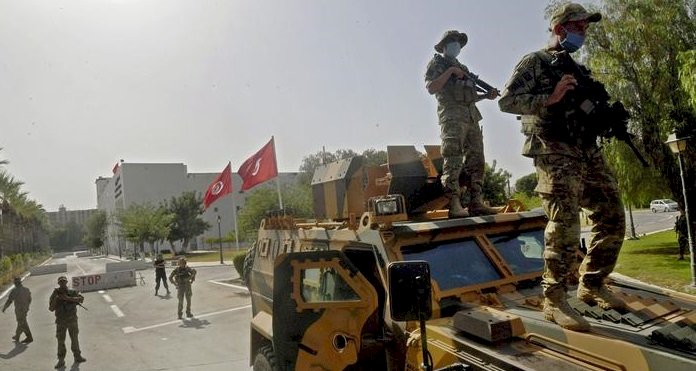 Tunus'ta gece sokağa çıkma yasağı ilan edildi
