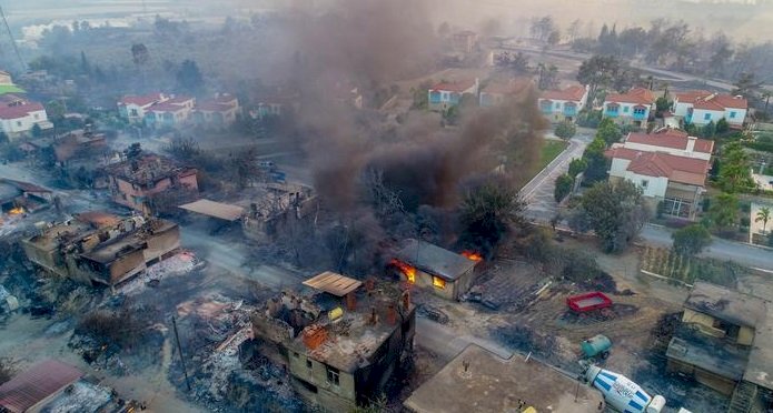 Manavgat'taki yangın evleri kül etti
