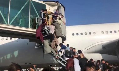 ABD askerleri Afgan sivilleri engellemek için Kabil Havalimanı'nda havaya ateş açtı: 'En az beş kişi öldü'