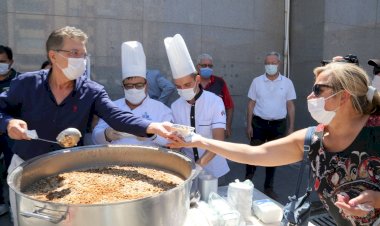 EDREMİT BELEDİYESİ AŞURE HAYIRLARI BAŞLADI