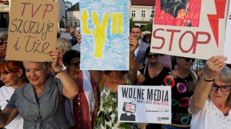 Yabancı medya kuruluşlarını yasaklayan yeni yasa tasarısı Polonya'da hükümet krizine neden oldu