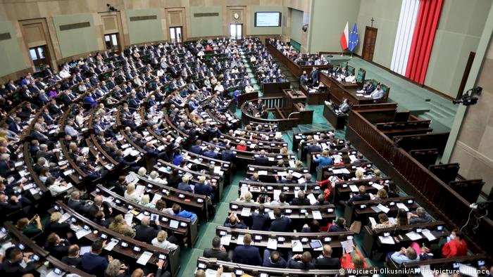 Polonya parlamentosu tartışmalı medya yasa tasarısını onayladı