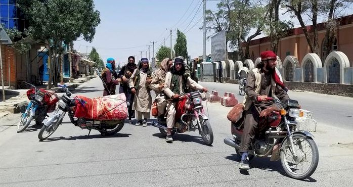 Taliban başkent Kabil'e yaklaşıyor