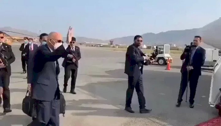 Rusya: Eşref Gani'nin yanına aldığı para helikoptere sığmadı, pistte banknotlar bırakarak kaçtı
