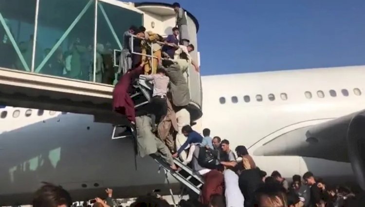 ABD askerleri Afgan sivilleri engellemek için Kabil Havalimanı'nda havaya ateş açtı: 'En az beş kişi öldü'