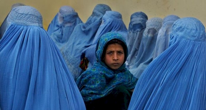 Taliban ile kadınları baş başa bıraktılar