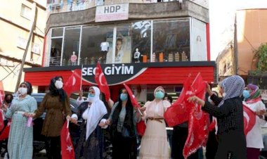 Oğluna kavuşan anne, HDP il binası önünde Türk bayrağıyla halay çekti