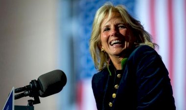 First Lady Jill Biden sınıfa dönüyor