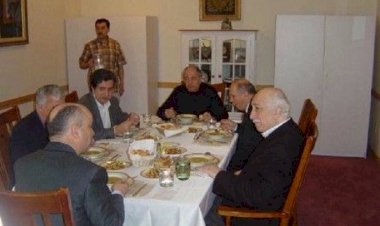 Şu masada yemek yiyenlerin hepsi serbest, bir tek sürahiyi tutan adam hapiste.