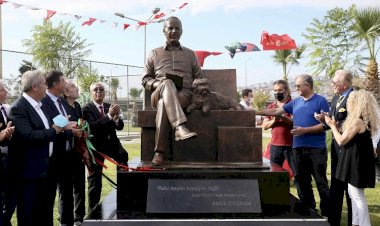 Karşıyaka’da ‘Bekir Coşkun’ heykeli açıldı