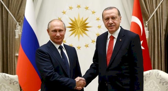 Taha Akyol ‘Dostum Putin’ oyunu iyi oynuyor