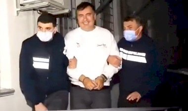 Tiflis'de kriz: Saakaşvili'nin kelepçeli gözaltı görüntüleri yayınlandı