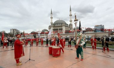 ‘İSTANBUL’UN KURTULUŞU’ TAKSİM’DE KUTLANDI