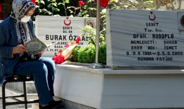Bursa'da şehit yakınları arife gününden mezarlığa koştu