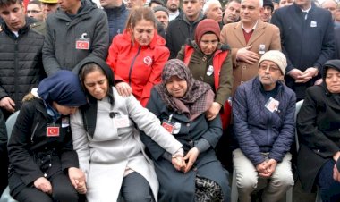 Şehidin eşi son kez hayat arkadaşının tabutuna sarıldı