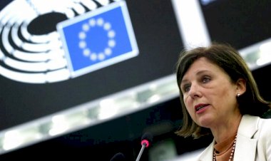 Avrupa Komiseri Jourova: AB, Polonya mahkemesinin kararına itiraz etmezse çökmeye başlar