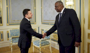 ABD Savunma Bakanı Austin, Ukrayna Devlet Başkanı Zelenskiy'i ziyaret etti