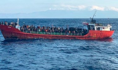400 göçmenin bulunduğu Türk gemisi Yunan limanına yanaştı