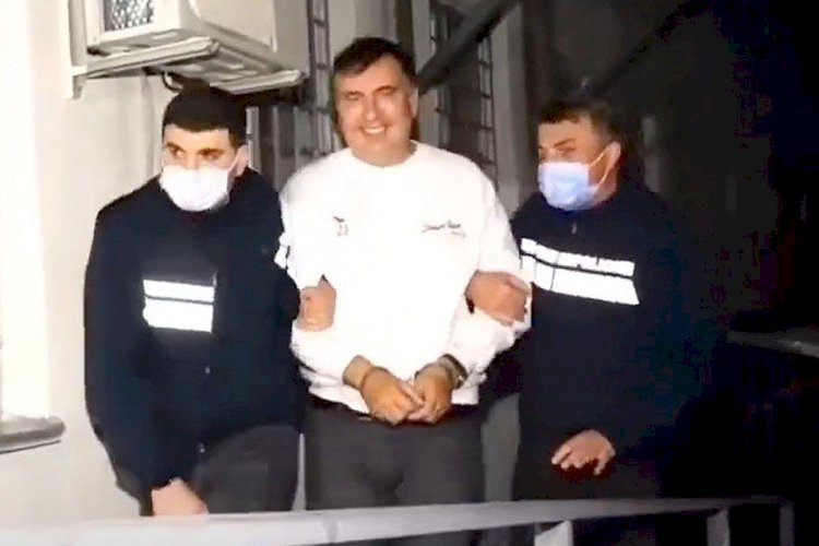 Tiflis'de kriz: Saakaşvili'nin kelepçeli gözaltı görüntüleri yayınlandı
