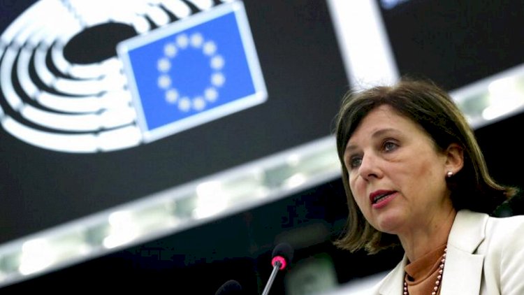 Avrupa Komiseri Jourova: AB, Polonya mahkemesinin kararına itiraz etmezse çökmeye başlar