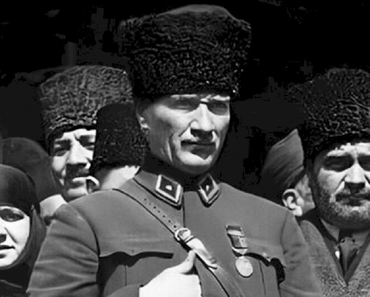 Atatürk'ün kemerine dikkatle bakın