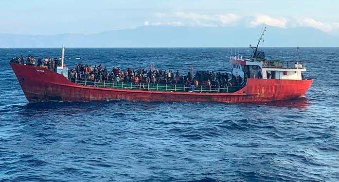400 göçmenin bulunduğu Türk gemisi Yunan limanına yanaştı