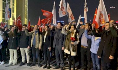 ABD donanmasına ait askeri gemide görevli personelin kafasına çuval geçiren 17 kişi serbest bırakıldı