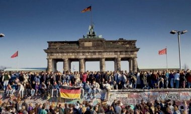 Berlin Duvarı'nın yıkılışı anıldı