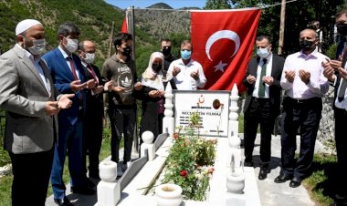Şehit öğretmen Necmettin Yılmaz kabri başında anıldı