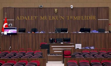 'Dolar 10 lira olur' dedikleri için yargılanıyorlardı, dolar kurunun 11 lirayı gördüğü gün hâkim izin aldığı için duruşma görülemedi