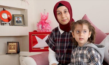 Şehit eşi Hasret öğretmen, kızı ve öğrencileriyle hayata tutunuyor