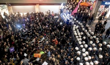 Türkiye’de kadınlar şiddeti protesto için sokağa çıktı