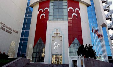 İzmir’de Milliyetçi Hareket Partisi’nden (MHP) 3 meclis üyesi istifa etti.