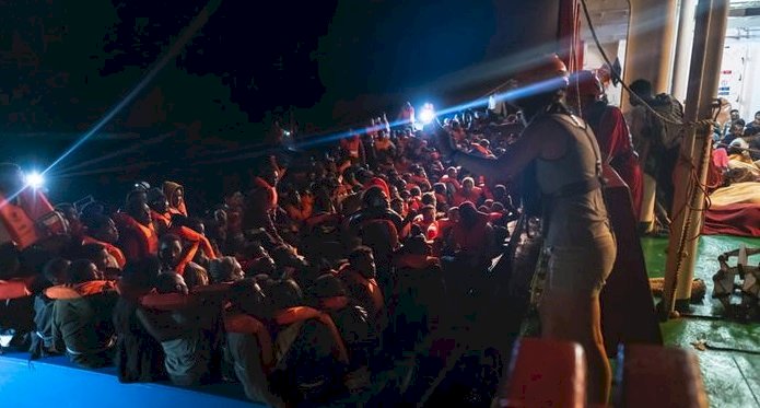 İki yardım gemisi yüzlerce sığınmacıyla deniz ortasında kaldı